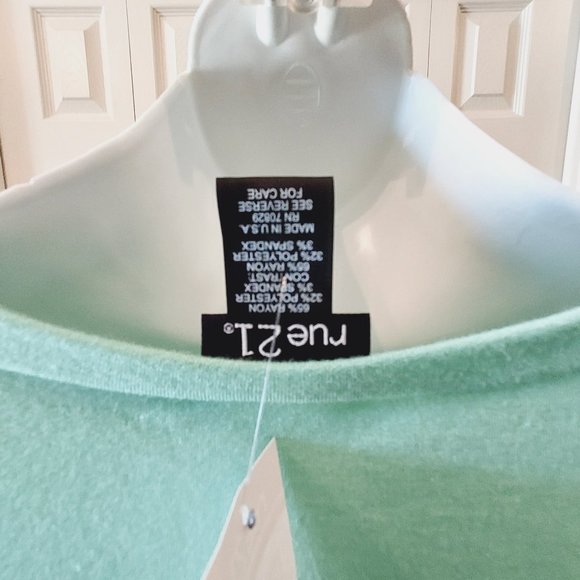 RUE 21 LIGHT GREEN/WHITE CROP SHORT SLEEVE TOP SIZE SMALL NWT - Picture 3 of 4